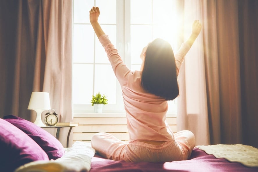 【カーテンは閉めて眠る？開けて眠る？】3種の起床環境テストから分かった「快適な目覚めの条件」とは？